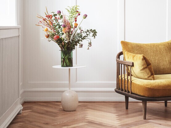 Couch mit großem Blumenstrauß auf einem Beistelltisch